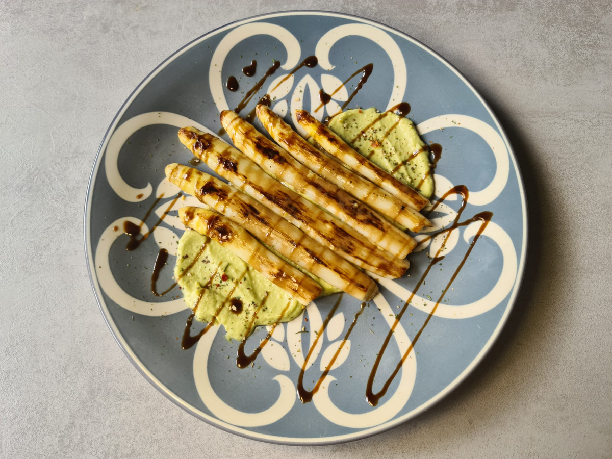 ESPu00c1RRAGOS A LA PLANCHA CON VINAGRETA DE CAFu00c9 SOBRE HUMUS DE AGUACATE