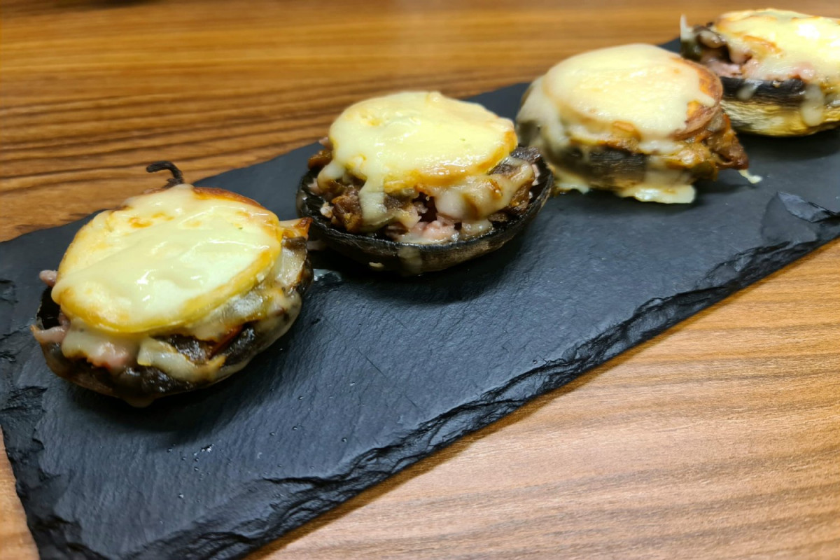 CHAMPIu00d1ONES RELLENOS DE BOLOu00d1ESA Y QUESO DE CABRA