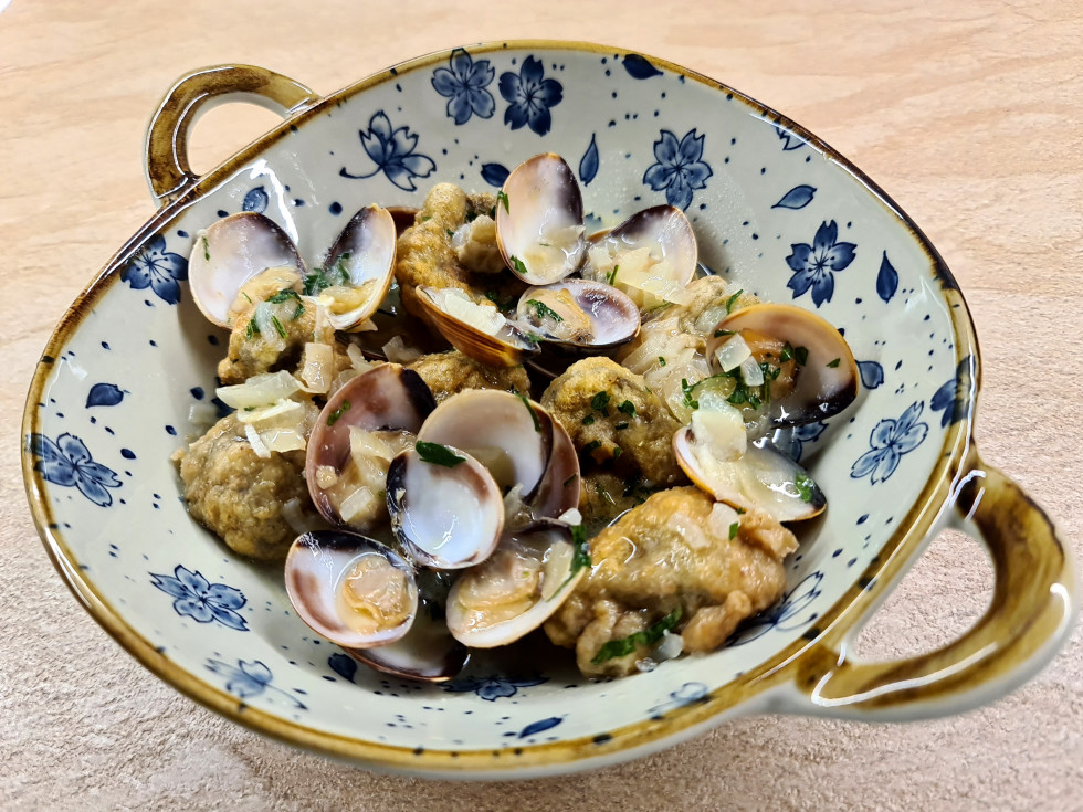 ALCACHOFAS CON ALMEJAS EN SALSA VERDE